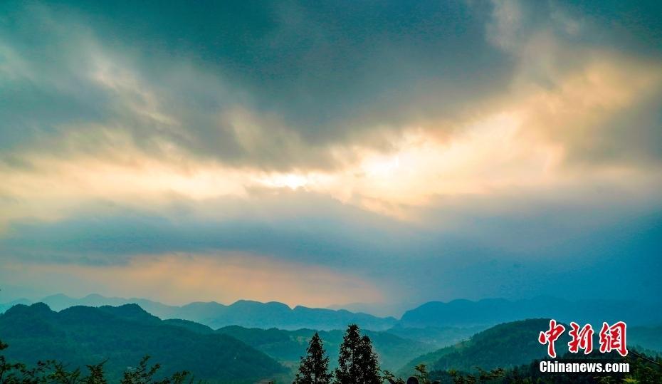 重慶酉陽：秋雨日出色彩絢麗 宛如夢(mèng)幻仙境