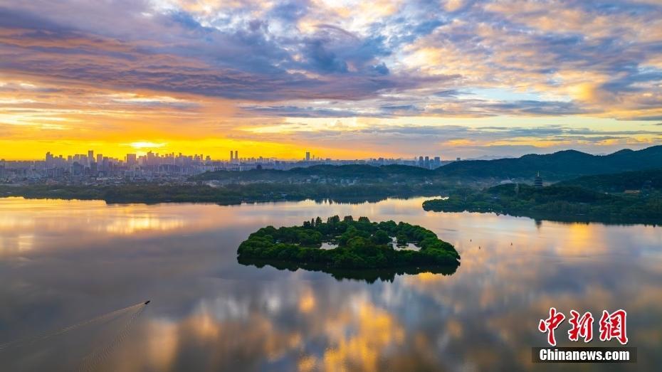 浙江杭州：西湖現(xiàn)壯麗朝霞景色如畫(huà) 與湖水相映成趣