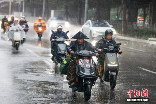 北京迎秋雨 氣溫下降明顯