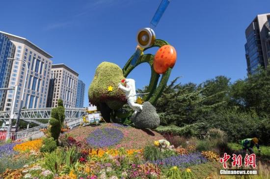 北京長(zhǎng)安街沿線主題花壇有序搭建迎國慶