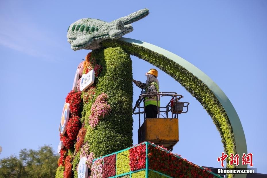 北京長安街沿線主題花壇有序搭建迎國慶