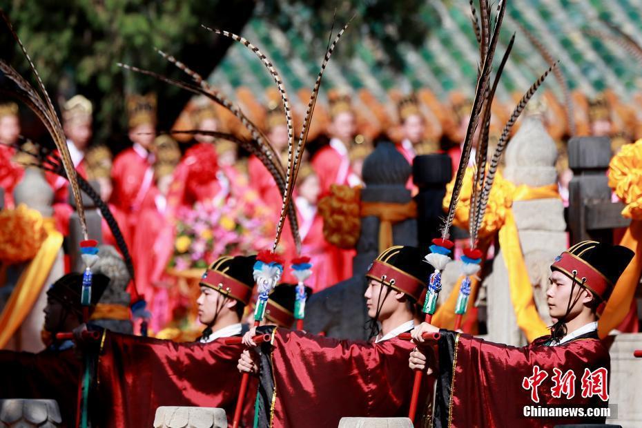 海內(nèi)外人士山東曲阜紀念孔子誕辰2575年