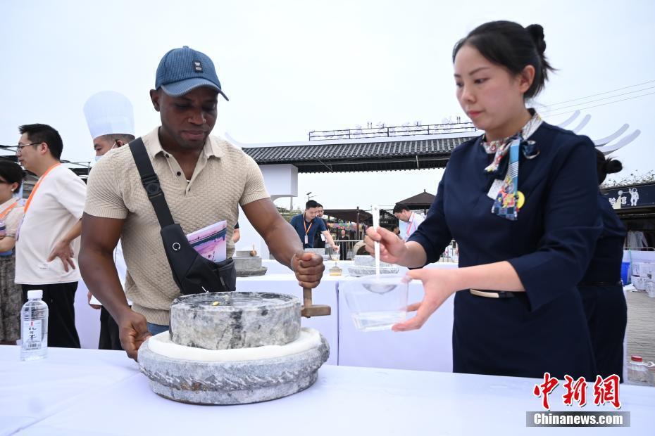 海內(nèi)外民眾在“中國(guó)石磨豆花美食之鄉(xiāng)” 體驗(yàn)美食文化