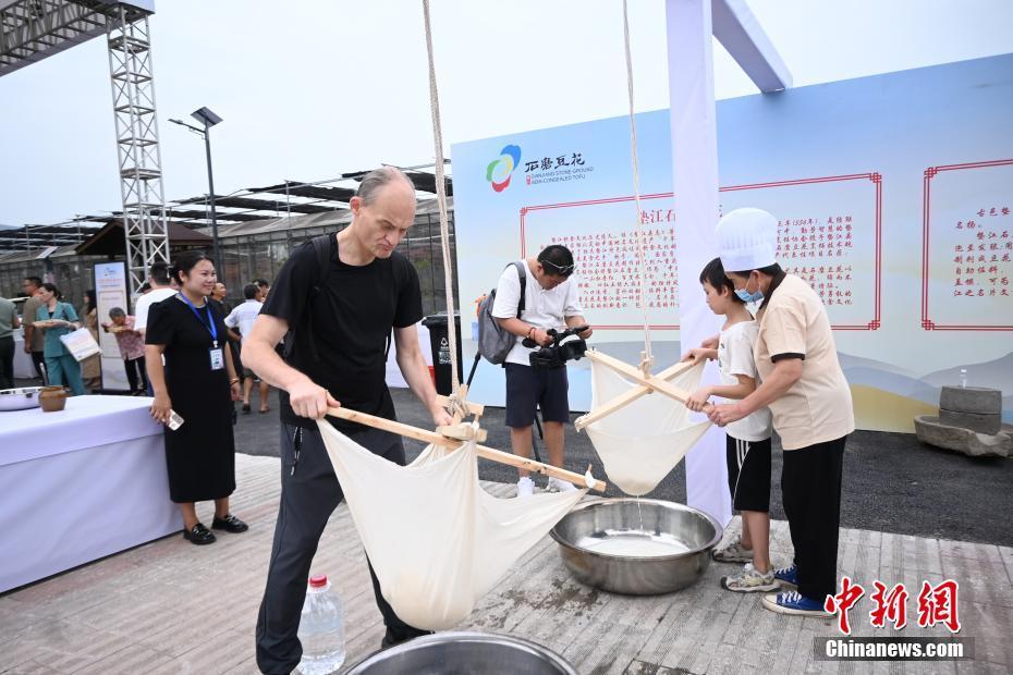 海內(nèi)外民眾在“中國石磨豆花美食之鄉(xiāng)” 體驗(yàn)美食文化