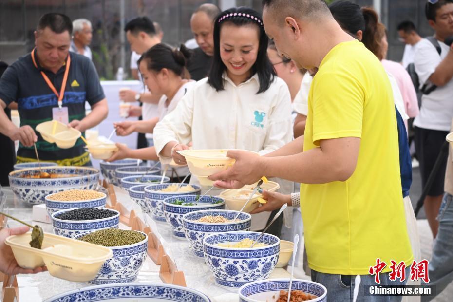 海內(nèi)外民眾在“中國石磨豆花美食之鄉(xiāng)” 體驗美食文化