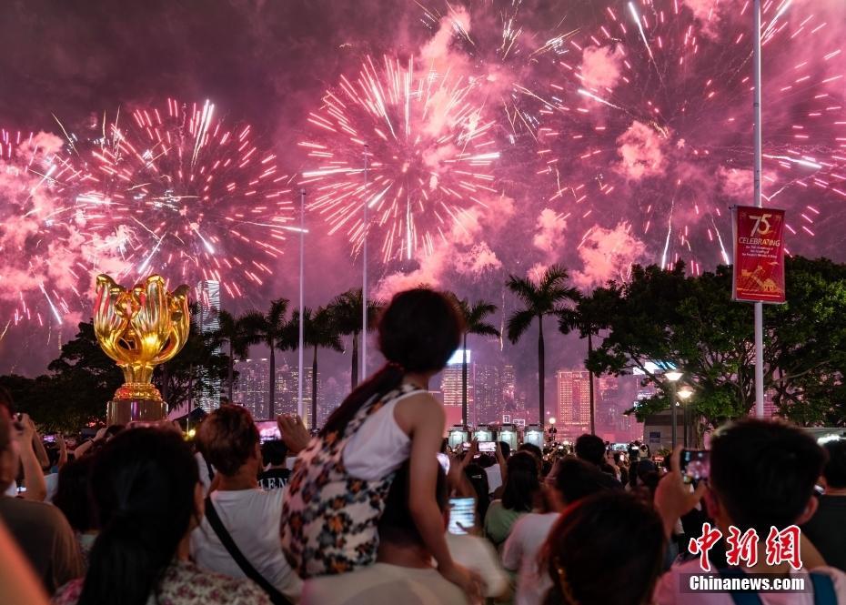 香港舉行“盛世煙花耀中華”國慶煙花匯演