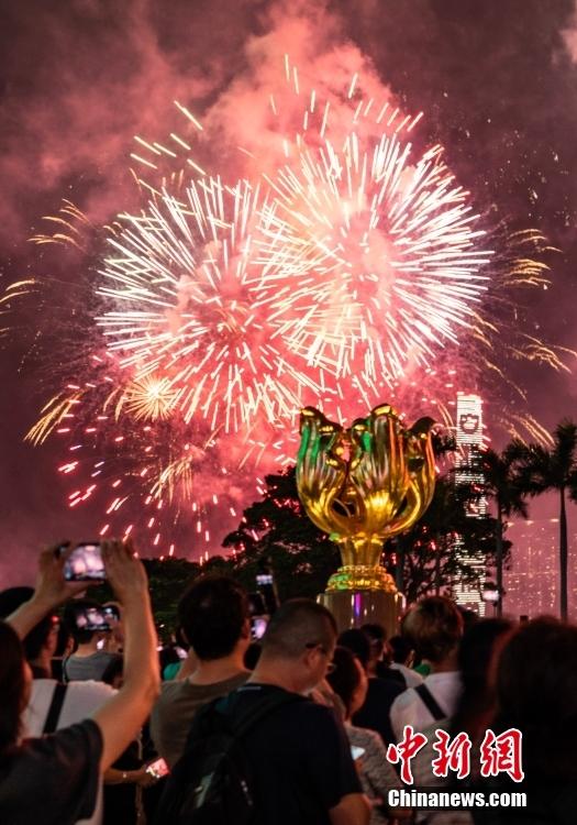 香港舉行“盛世煙花耀中華”國慶煙花匯演