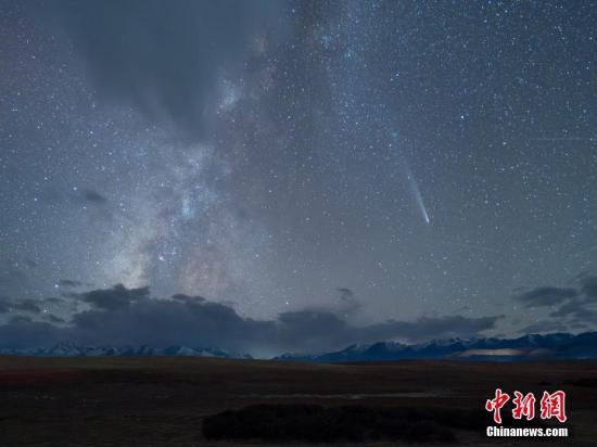 西藏羊八井：紫金山—阿特拉斯彗星與銀河同框