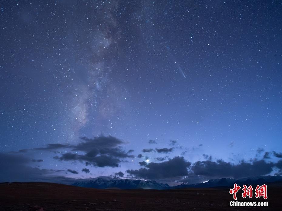 西藏羊八井：紫金山—阿特拉斯彗星與銀河同框