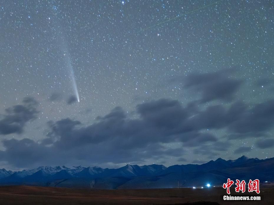 西藏羊八井：紫金山—阿特拉斯彗星與銀河同框