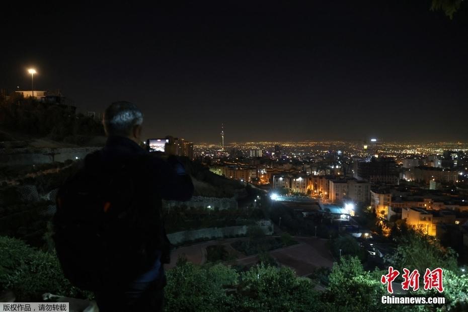 以軍空襲伊朗 爆炸聲響起后的德黑蘭夜景