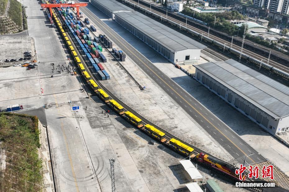 貴州首趟中老跨境貨物列車汽車專列發(fā)車