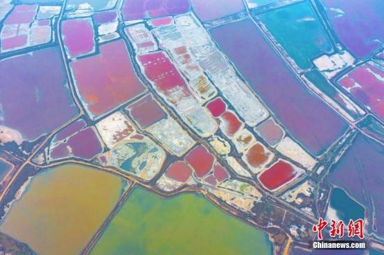山西运城：初冬盐湖色彩斑斓 宛如大地调色板