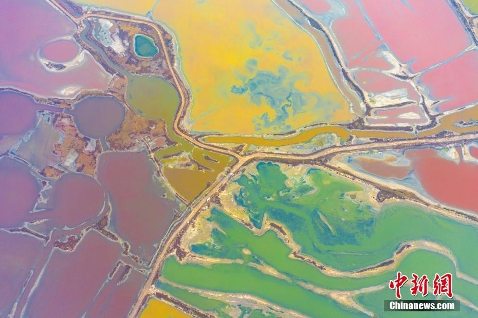 山西運(yùn)城：初冬鹽湖色彩斑斕 宛如大地調(diào)色板