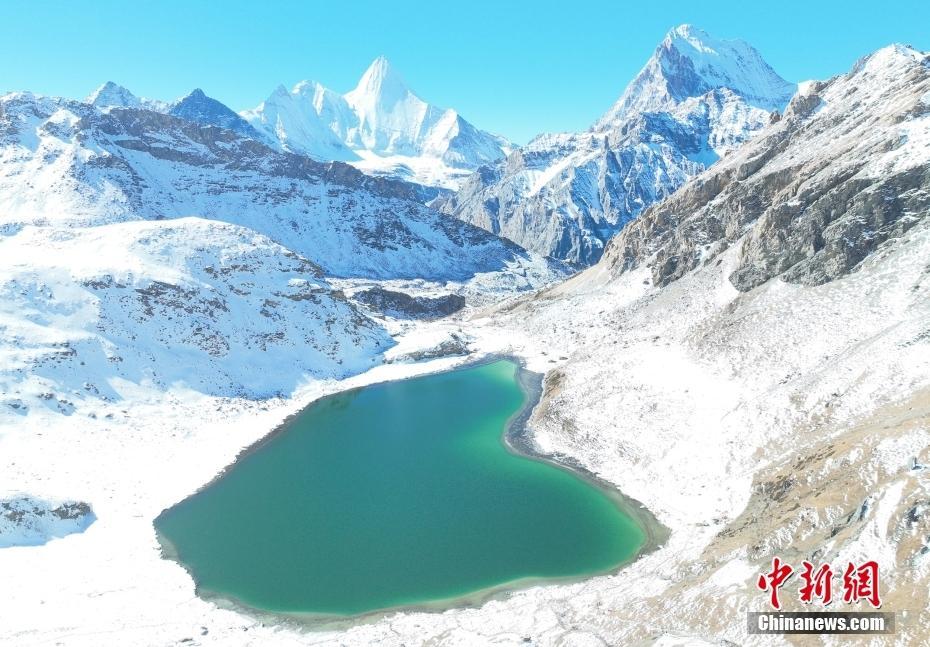 四川甘孜州：稻城亞丁牛奶海如藍寶石鑲嵌群山