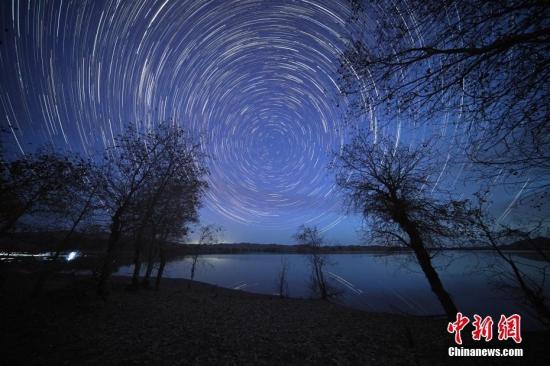 新疆尉犁縣：初冬羅布湖星空璀璨