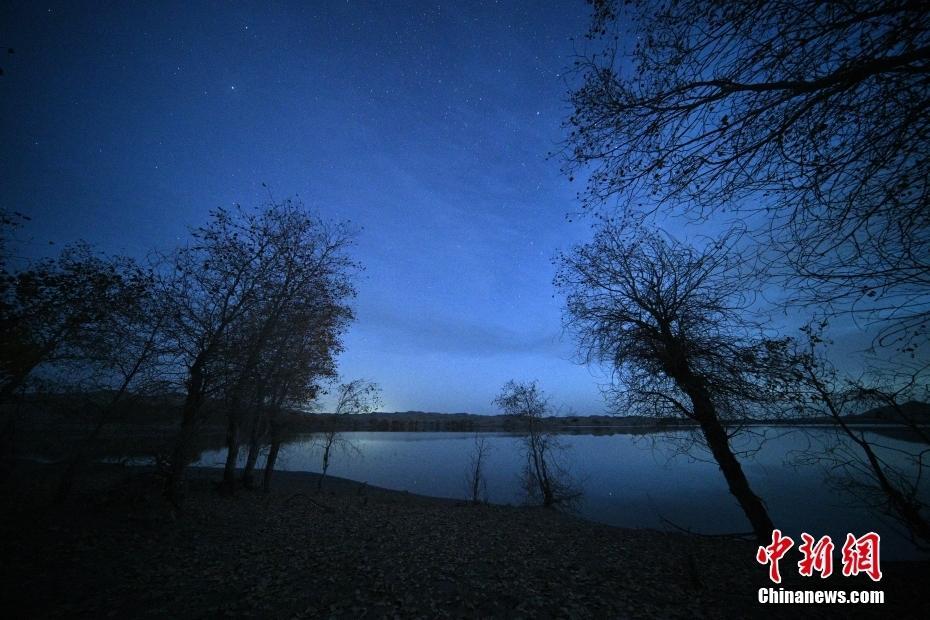 新疆尉犁縣：初冬羅布湖星空璀璨