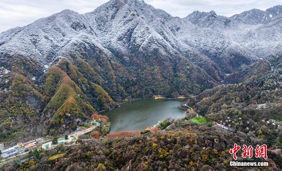 初冬時(shí)節(jié) 雪落秦嶺美如畫(huà)