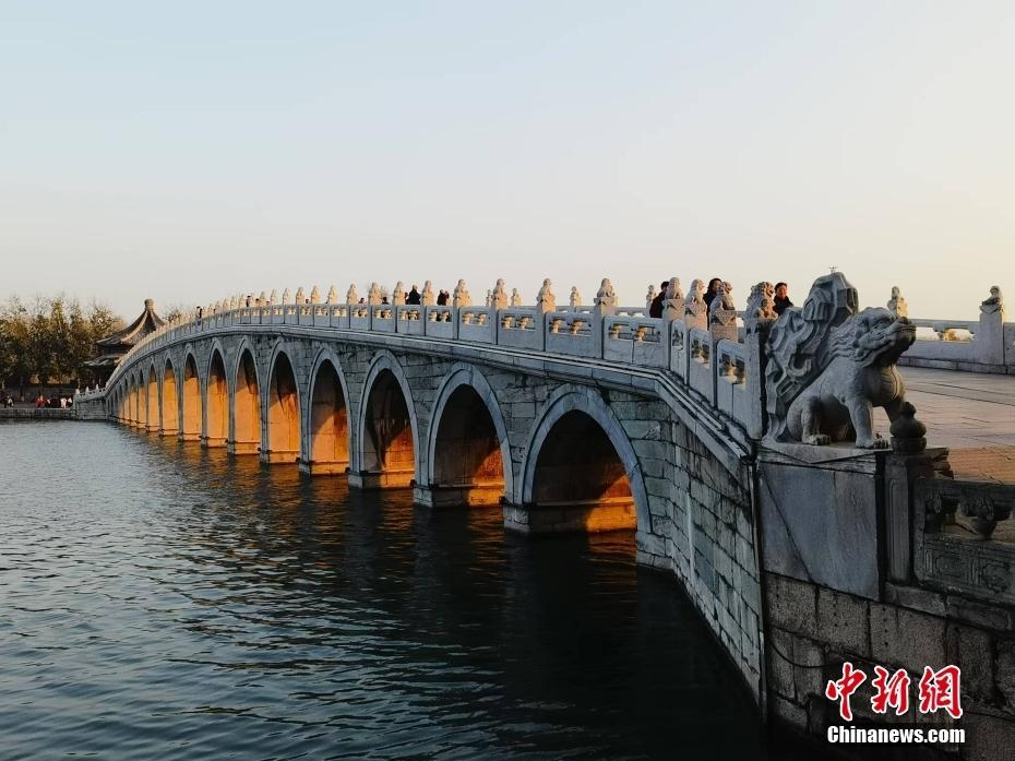 北京：頤和園十七孔橋“金光穿洞”景象開始“閃亮登場”