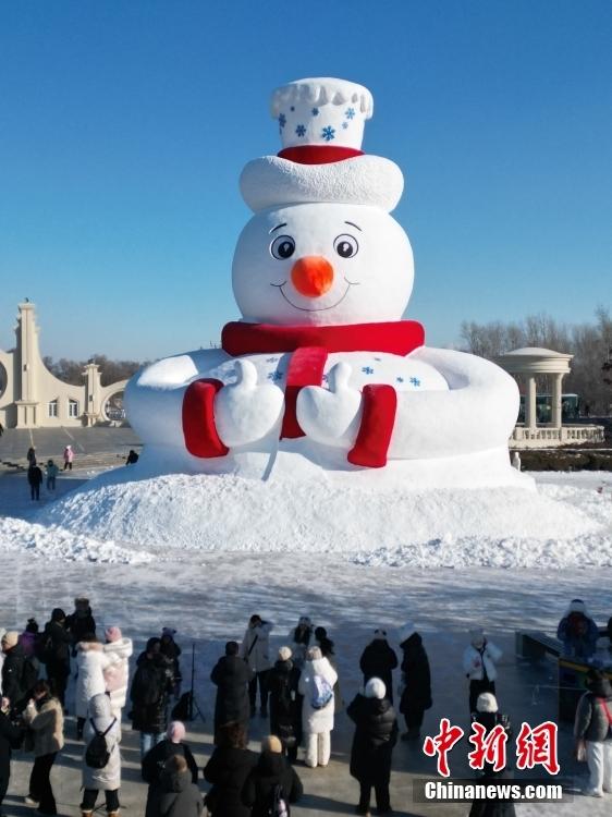 用雪量達(dá)4000立方米 哈爾濱太陽(yáng)島超大雪人“C位出道”