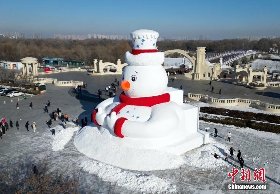 用雪量達(dá)4000立方米 哈爾濱太陽(yáng)島超大雪人“C位出道”