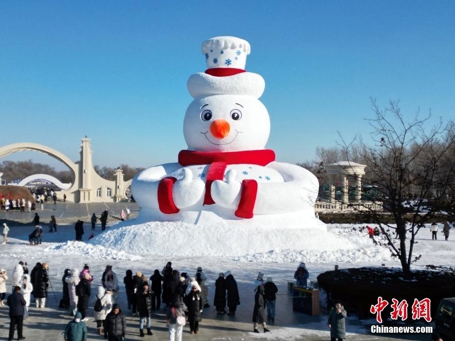 用雪量達4000立方米 哈爾濱太陽島超大雪人“C位出道”