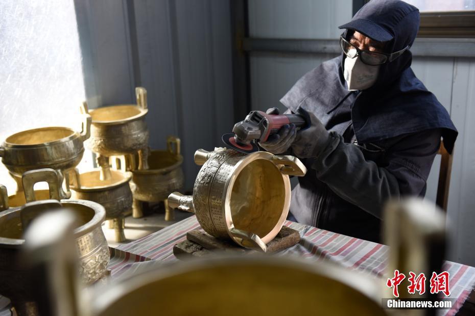 河北靈壽縣青銅器制作再現(xiàn)千年匠心技藝