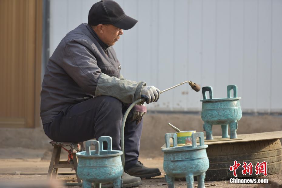 河北靈壽縣青銅器制作再現(xiàn)千年匠心技藝