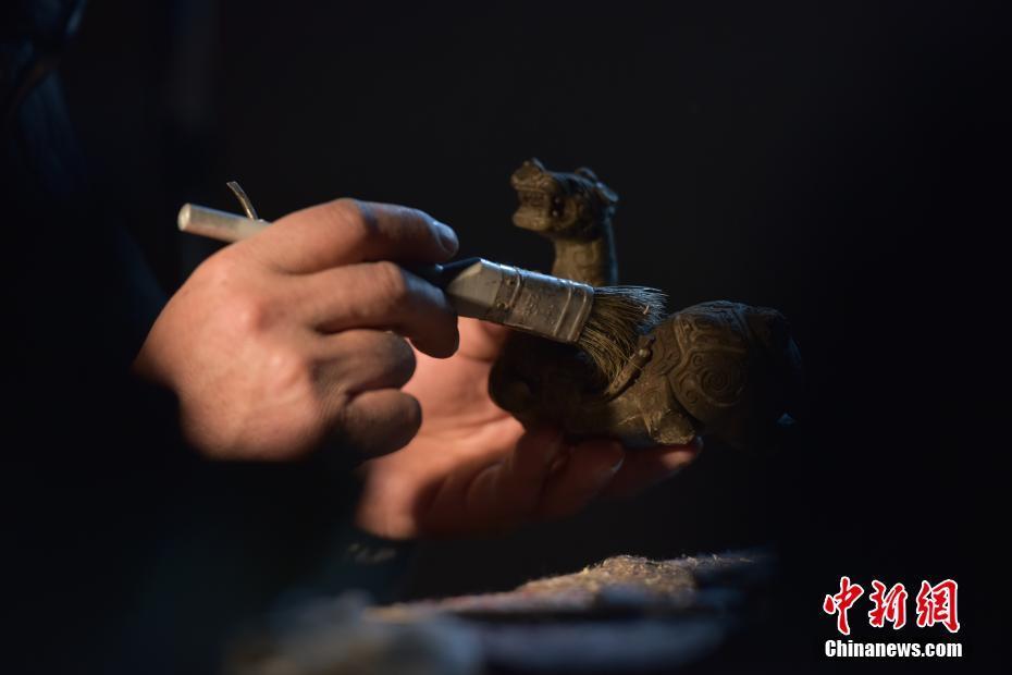河北靈壽縣青銅器制作再現(xiàn)千年匠心技藝