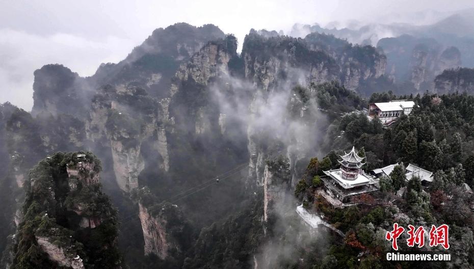 張家界黃石寨景區(qū)峰林霧凇沆碭 宛如水墨丹青畫