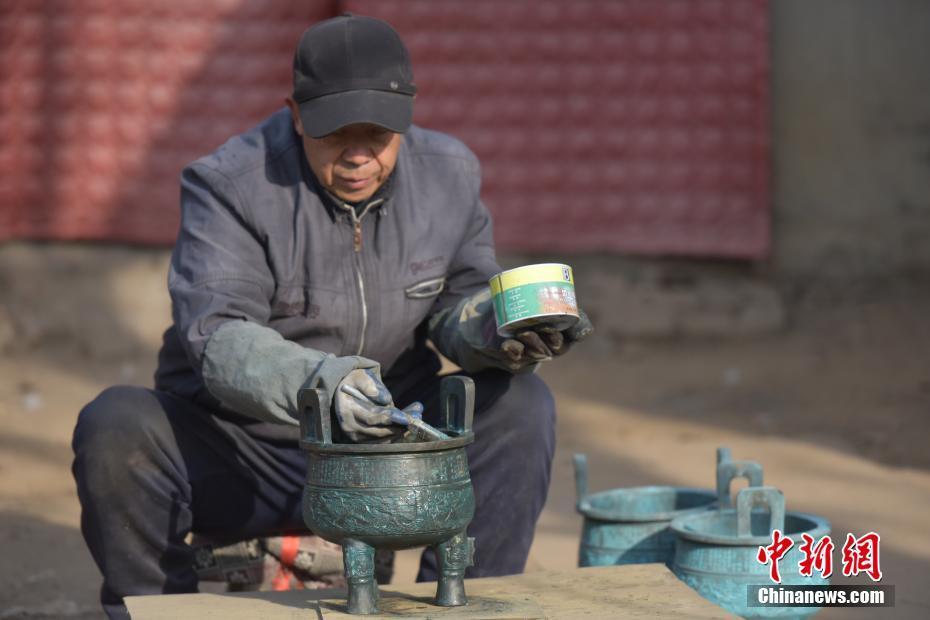 河北靈壽縣青銅器制作再現(xiàn)千年匠心技藝