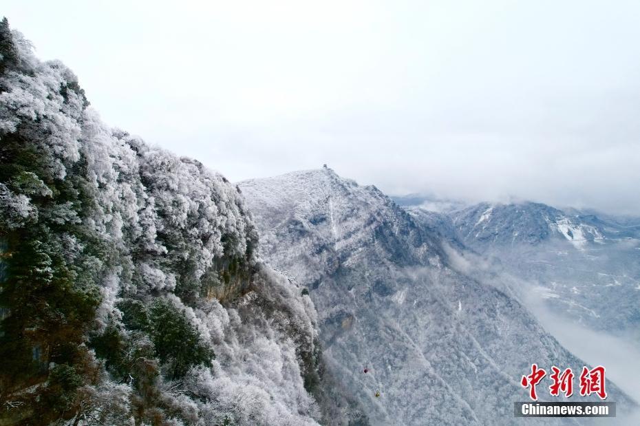 陜西漢中龍頭山銀裝素裹景色如畫