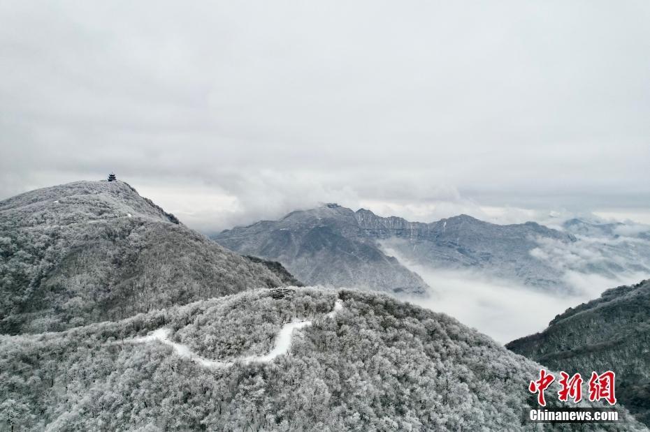 陜西漢中龍頭山銀裝素裹景色如畫