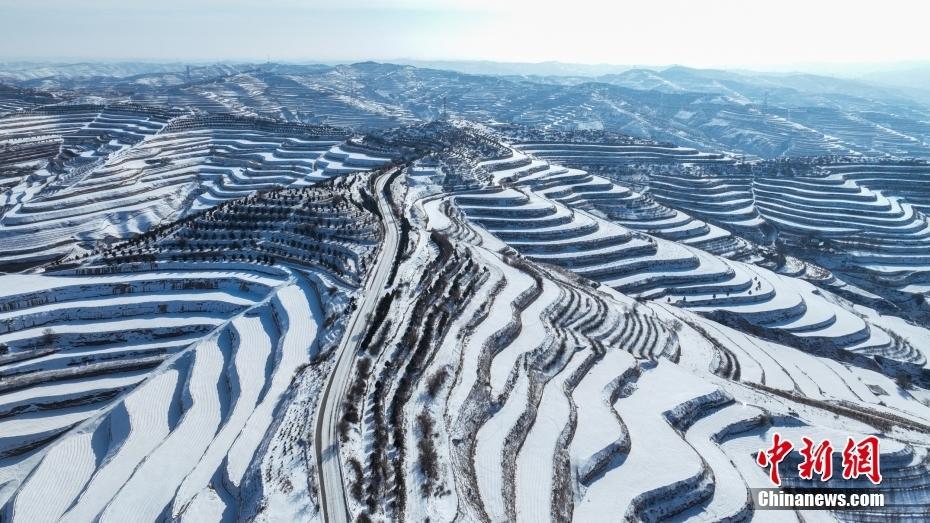 甘肅定西雪落高原梯田 層層疊疊宛如大地指紋