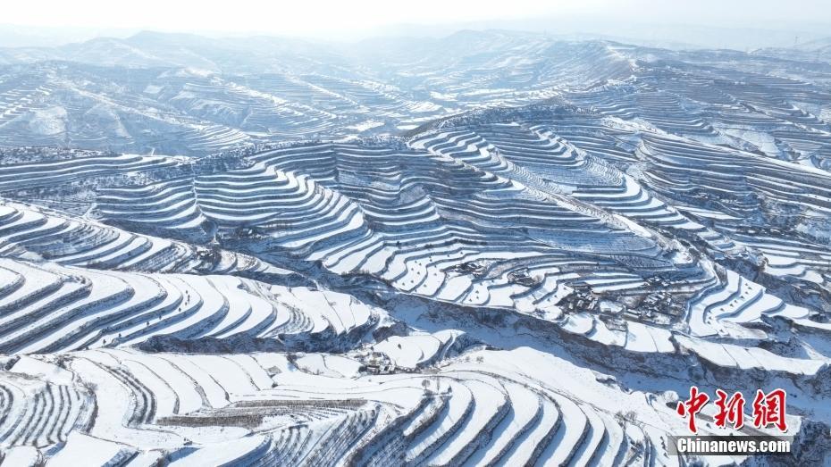 甘肅定西雪落高原梯田 層層疊疊宛如大地指紋