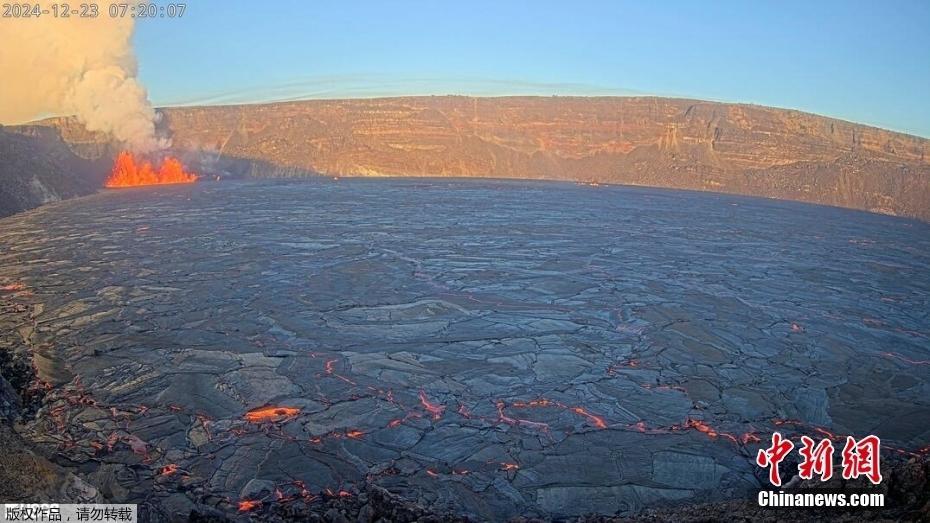 夏威夷基拉韋厄火山發(fā)生噴發(fā) 火山口熔巖翻涌濃煙滾滾