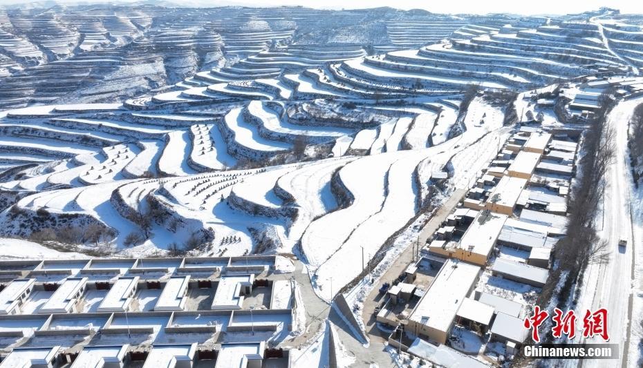 甘肅定西雪落高原梯田 層層疊疊宛如大地指紋