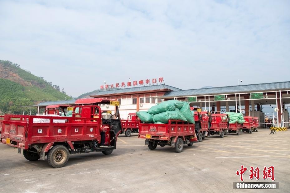 中越邊境的邊貿(mào)三輪車助民增收