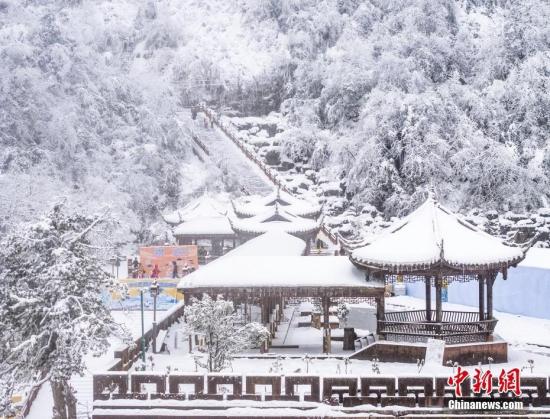 四川眉山：瓦屋山銀裝素裹 游客穿越“冰雪奇緣”