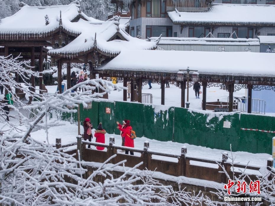 四川眉山：瓦屋山銀裝素裹 游客穿越“冰雪奇緣”