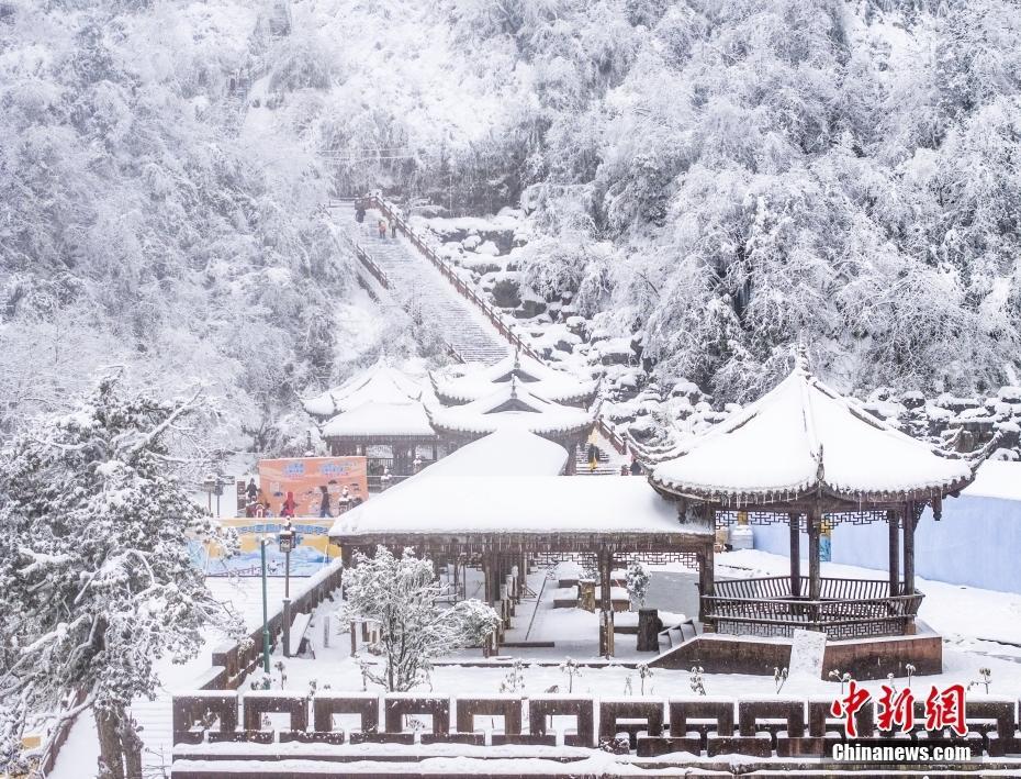 四川眉山：瓦屋山銀裝素裹 游客穿越“冰雪奇緣”