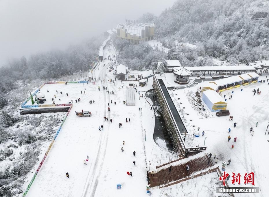 四川眉山：瓦屋山銀裝素裹 游客穿越“冰雪奇緣”