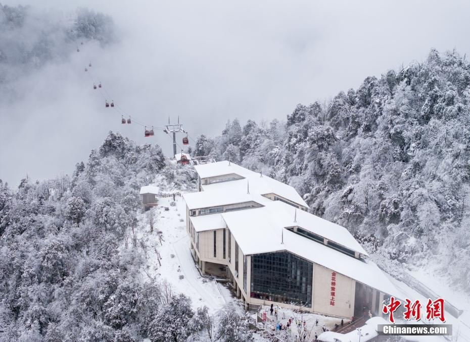 四川眉山：瓦屋山銀裝素裹 游客穿越“冰雪奇緣”