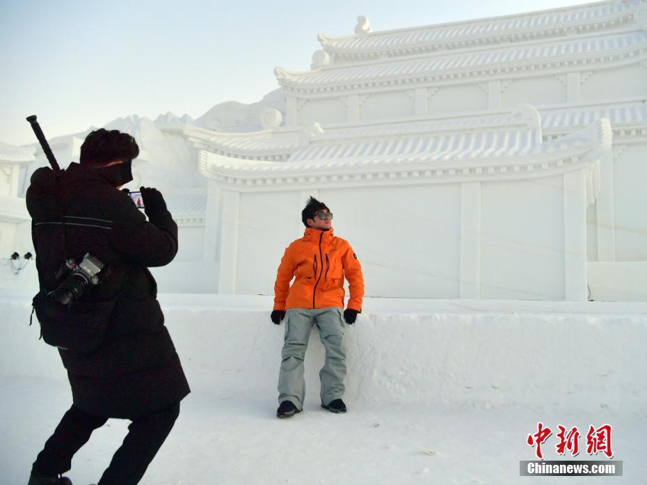 長(zhǎng)白山“云頂天宮”雪雕正式落成