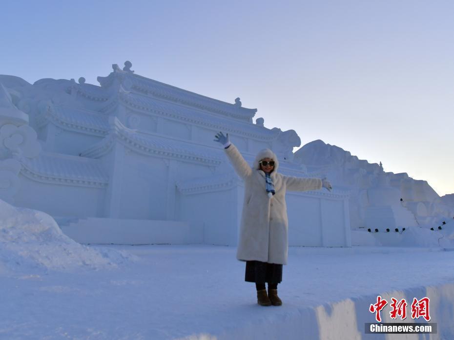 長(zhǎng)白山“云頂天宮”雪雕正式落成