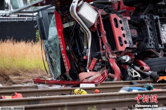 美國佛羅里達州發(fā)生客運列車與消防車相撞事故 造成消防車側(cè)翻列車車體變形