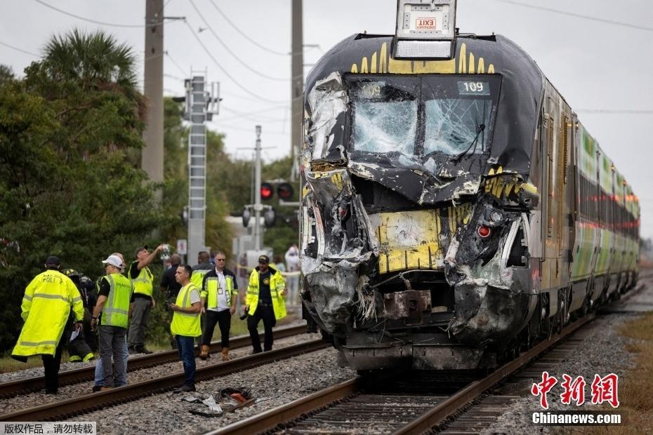 美國佛羅里達州發(fā)生客運列車與消防車相撞事故 造成消防車側翻列車車體變形