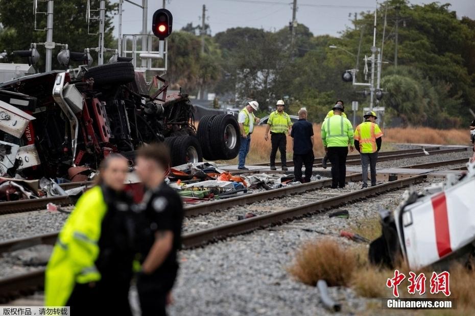 美國佛羅里達州發(fā)生客運列車與消防車相撞事故 造成消防車側(cè)翻列車車體變形