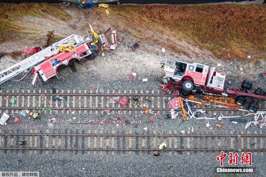 美國佛羅里達(dá)州發(fā)生客運列車與消防車相撞事故 造成消防車側(cè)翻列車車體變形