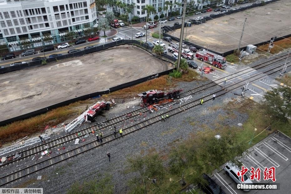 美國佛羅里達州發(fā)生客運列車與消防車相撞事故 造成消防車側(cè)翻列車車體變形